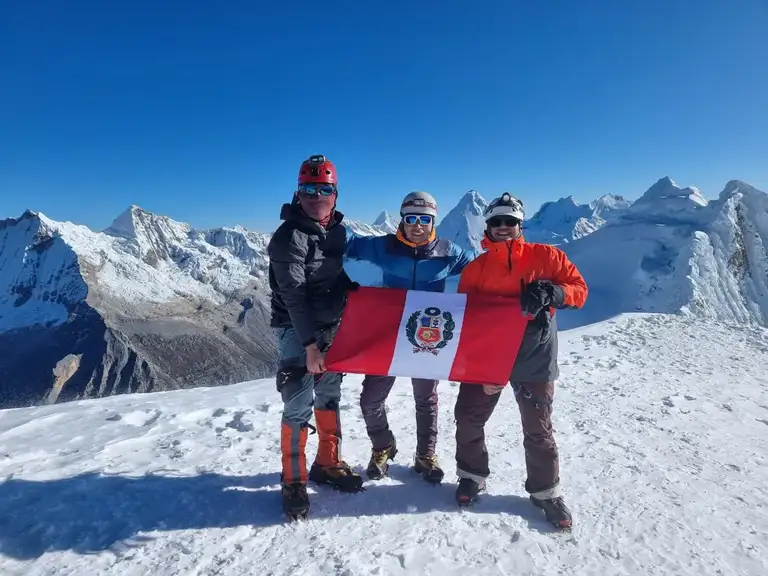Ascenso al Nevado Pisco 5752m.