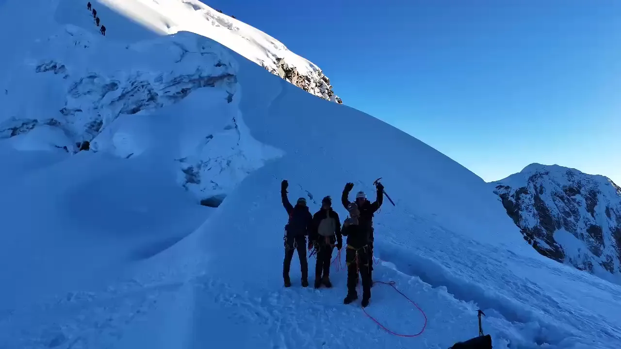 Cumbre nevada de la Cordillera Blanca con un grupo de montañistas
